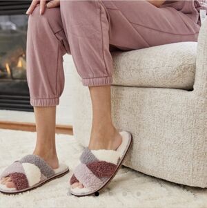 NWT Feelgoodz Slippers Small (6-7)